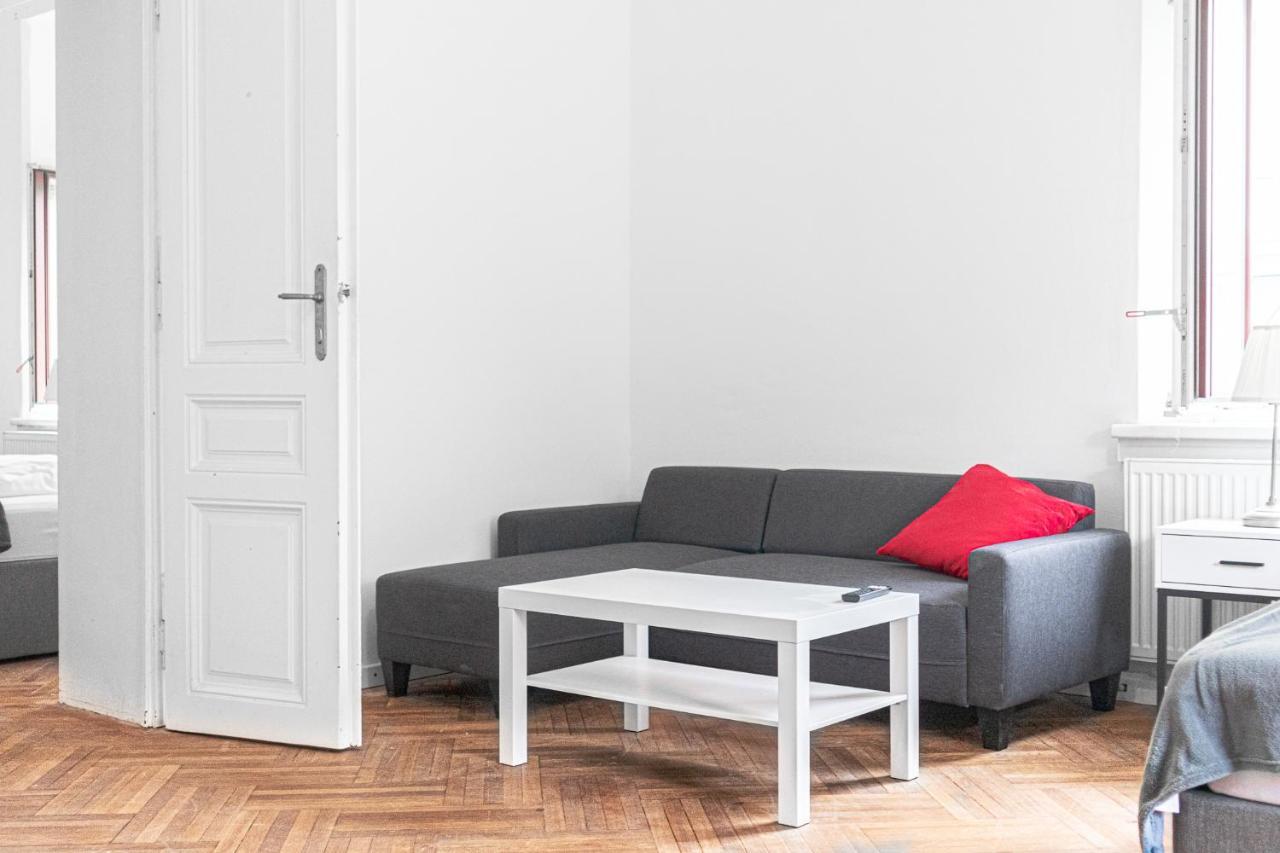 Joyful At Superb Location Near Akh Hospital * Viena
